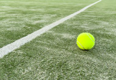 Tenis topu çimen tenis kortunda. Yüksek kalite fotoğraf