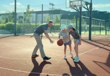 Basketbol antrenörü bir çocuğa nasıl basketbol oynanacağını gösteriyor. Koç bir çocuğu eğitiyor. Yüksek kalite fotoğraf