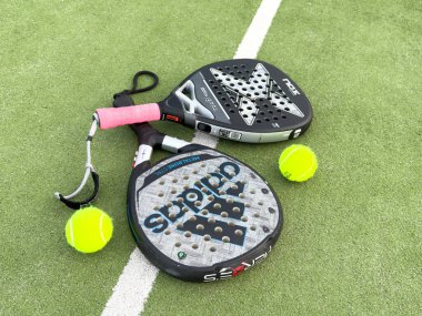 Kyiv, Ukrayna, 15 Temmuz 2024. Padel raketi sahada. Yüksek kalite fotoğraf