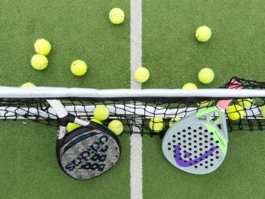 Kyiv, Ukrayna, 14 Haziran 2024 Padel tenis raketi sahası ve topları. Yüksek kalite fotoğraf