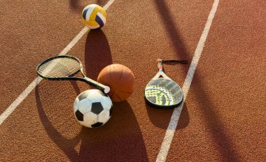 Çocuk parkındaki çeşitli spor malzemelerinin yüksek açılı görüntüsü. Yüksek kalite fotoğraf