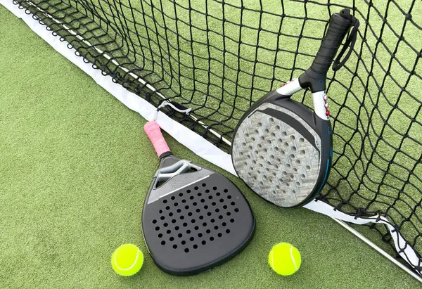 Tenis raketi ve toplar sahada. Yüksek kalite fotoğraf