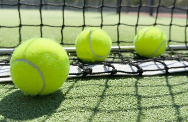 Bir padel ve tenis kortunu yapay çim ve toplarla kapatın. Yüksek kalite fotoğraf