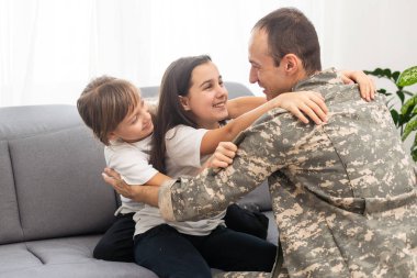 Askeriyenin babası ve iki kızı evde. Yüksek kalite fotoğraf