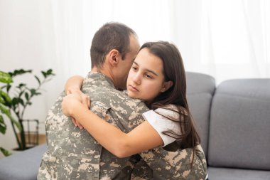 Asker babası kızına sarılıyor. Yüksek kalite fotoğraf