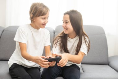 Evde birlikte oyun oynayan iki ortaokul öğrencisi kız. Yüksek kalite fotoğraf