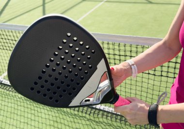 Raketçi tenis raketi ve top isimsiz görüntüyü kapatmaya hazır. Yüksek kalite fotoğraf