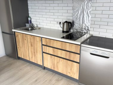 Modern bir iç mimarisi olan güzel bir mutfak. Yüksek kalite fotoğraf