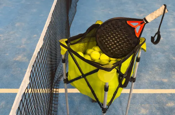 Tenis raketi, basket ve toplar kort görüntüsü. Yüksek kalite fotoğraf