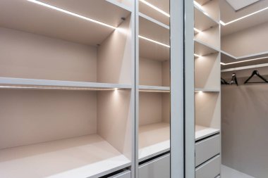 Dolaptaki Dolapta Işıklı Boş Yürüyüş. Yüksek kalite fotoğraf