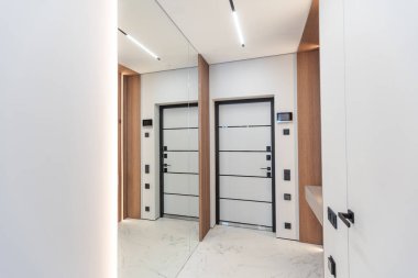 Modern iç mekan, elbiseleri olmayan güzel gardırop. Boş gardırop odası ve açık raflar. Dolap içi konsepti. Yüksek kalite fotoğraf