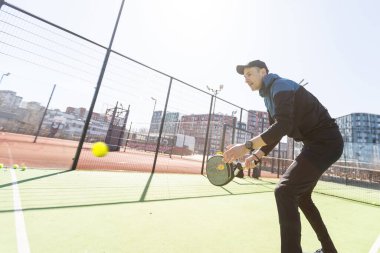 Kapalı alanda tenis oynayan bir adam. Yüksek kalite fotoğraf