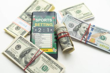 Spor bahisleri için uygulamalı tablet bilgisayar, banknot yığınlarının üstünde, beyaz arkaplan, online bahis konsepti 3d.