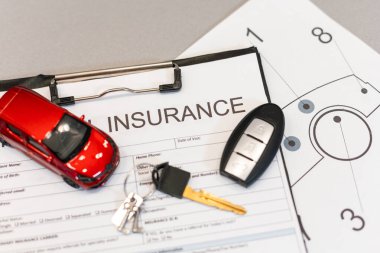 Masasında araba anahtarı ve araba oyuncağı olan araba sigortası talep formunun en üst görüntüsü. Yüksek kalite fotoğraf