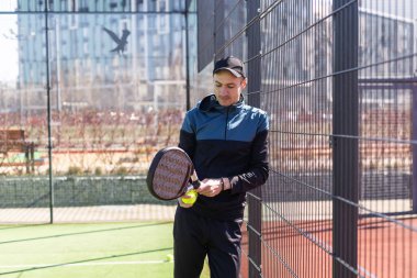 Genç Padel oyuncusu yüksek topları yakalayarak antrenman yapıyor. Yüksek kalite fotoğraf