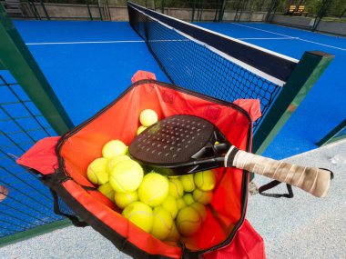 Tenis pastası, spor topları ve spor malzemeleriyle dolu bir sepet açık havada, insan olmadan. Egzersiz, spor ve spor malzemesi yarışması için gölge gölge. Yüksek kalite fotoğraf