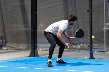 Genç bir oyuncunun kürek eğitimi. Yüksek kalite fotoğraf