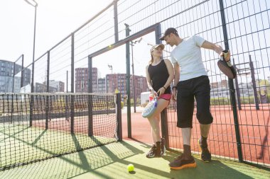  Raket tenis oyuncuları ders için hazır. Yüksek kalite fotoğraf