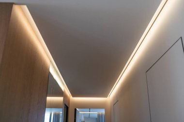 Gizli LED aydınlatmalı esnek bir tavan parçası. Yüksek kalite fotoğraf