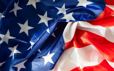 Anma günü için rüzgarla dalgalanan Amerika bayrağını kapatın. Ulusal sembol konsepti. Yüksek kalite fotoğraf
