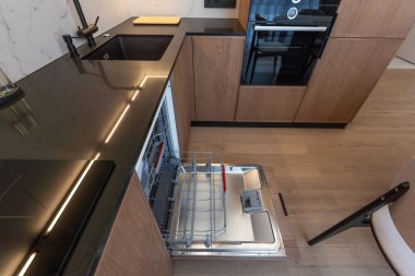 Elektrikli aletlerle yapılmış modern lüks mutfak tezgahı. Yüksek kalite fotoğraf