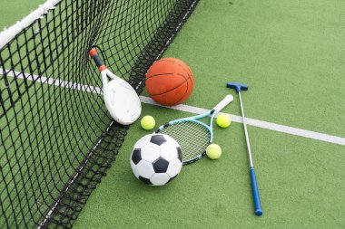 Amerikan futbolu, futbol topu, tenis raketi, tenis topu ve basketbol da dahil olmak üzere çeşitli spor malzemeleri. Yüksek kalite fotoğraf