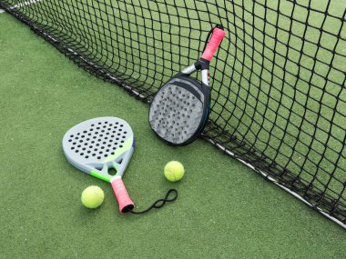 Padel tenis raketi, tenis kortu ve topları. Yüksek kalite fotoğraf