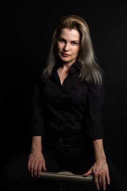 Zarif sarışın orta yaşlı güzel bayan kameraya gülümsüyor. Çekici bir iş kadını.