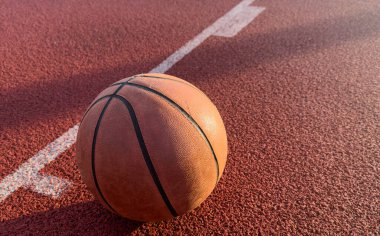 Basketbol sahasında top kahverengi sahada oynuyor. Yüksek kalite fotoğraf