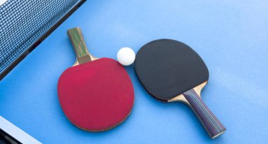 Mavi masada pinpon oynamak için tenis raketleri, masa tenisi konsepti, aktif spor. Yüksek kalite fotoğraf