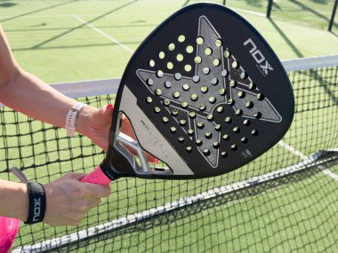 Kyiv, Ukrayna, 29 Temmuz 2024. Bir kadın nox padel tenis raketi çalıyor. Yüksek kalite fotoğraf