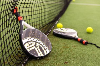 Raket sahasında kürek sporu, top, raket.