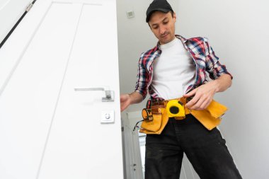 Adam kapı mimarı kuruyor. Yüksek kalite fotoğraf