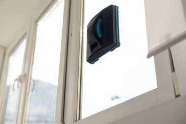 Ev yapımı elektrikli süpürge robotu cam pencereyi yıkıyor. Yüksek kalite fotoğraf