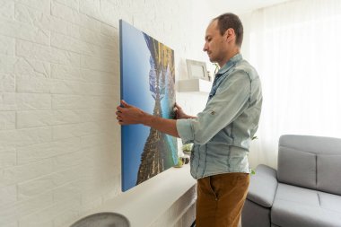 Adam tuvali içeride tutuyor. Yüksek kalite fotoğraf