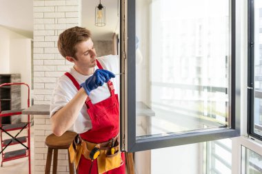 Yeni dairenin camlarını tamir eden bir tamirci