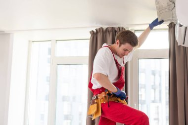 Modern klimayı iç mekanlarda koruyan profesyonel teknisyen