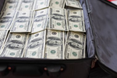 Bir bavulda 100 dolarlık banknotlar. Yüksek kalite fotoğraf