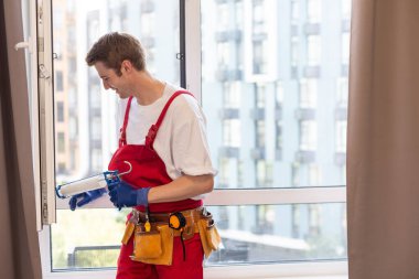 Yeni dairenin camlarını tamir eden bir tamirci