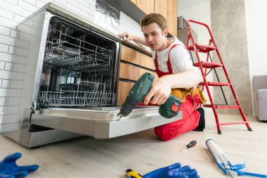 Tam uzunlukta mutfak tornavida ile bulaşık makinesi tamiri tamircisi