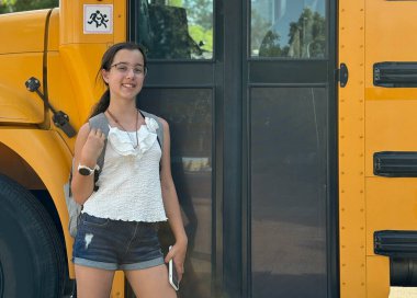 Okul otobüsü, okul gezisi için güzel öğrenci öğrenci otobüsü. Yüksek kalite fotoğraf