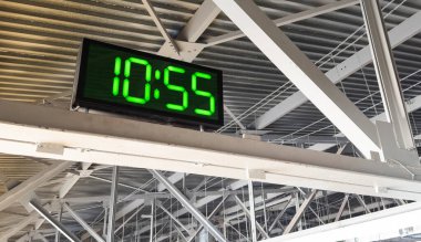 Havaalanı terminalinde dijital saat. Yüksek kalite fotoğraf