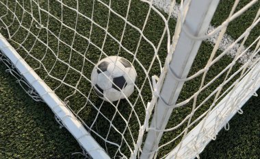 Yeşil sahada futbolun en üst görüntüsü, çimlerin üzerinde futbol topu. Yüksek kalite fotoğraf