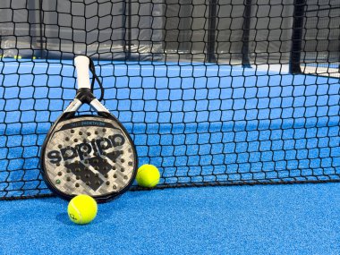 Kyiv, Ukrayna, 17 Haziran 2024 Padel tenis raketi sahası ve topları. Yüksek kalite fotoğraf
