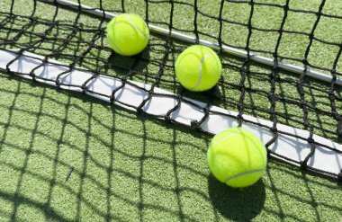 Tenis kortunda tenis topları. Yüksek kalite fotoğraf
