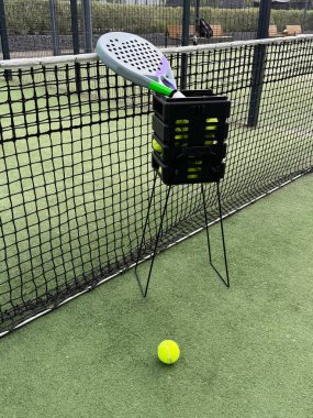 Padel raket ve topun arka planında suni çimen zemininde açık alanda. Üst Manzara. Yüksek kalite fotoğraf