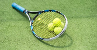 Sahadaki bir rakette tenis topları. Yüksek kalite fotoğraf