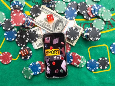 Yeşil masanın üzerinde poker çipleri olan online kumarhane akıllı telefonu. Yüksek kalite fotoğraf