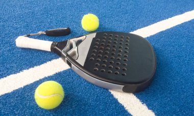 Padel tenis raketi, tenis kortu ve topları. Yüksek kalite fotoğraf