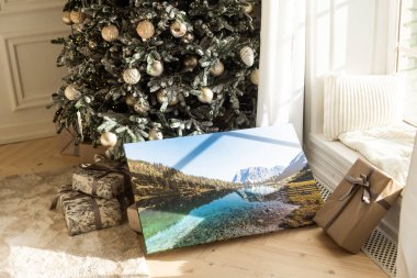 Hediye olarak noel ağacının yanındaki tuval. Yüksek kalite fotoğraf